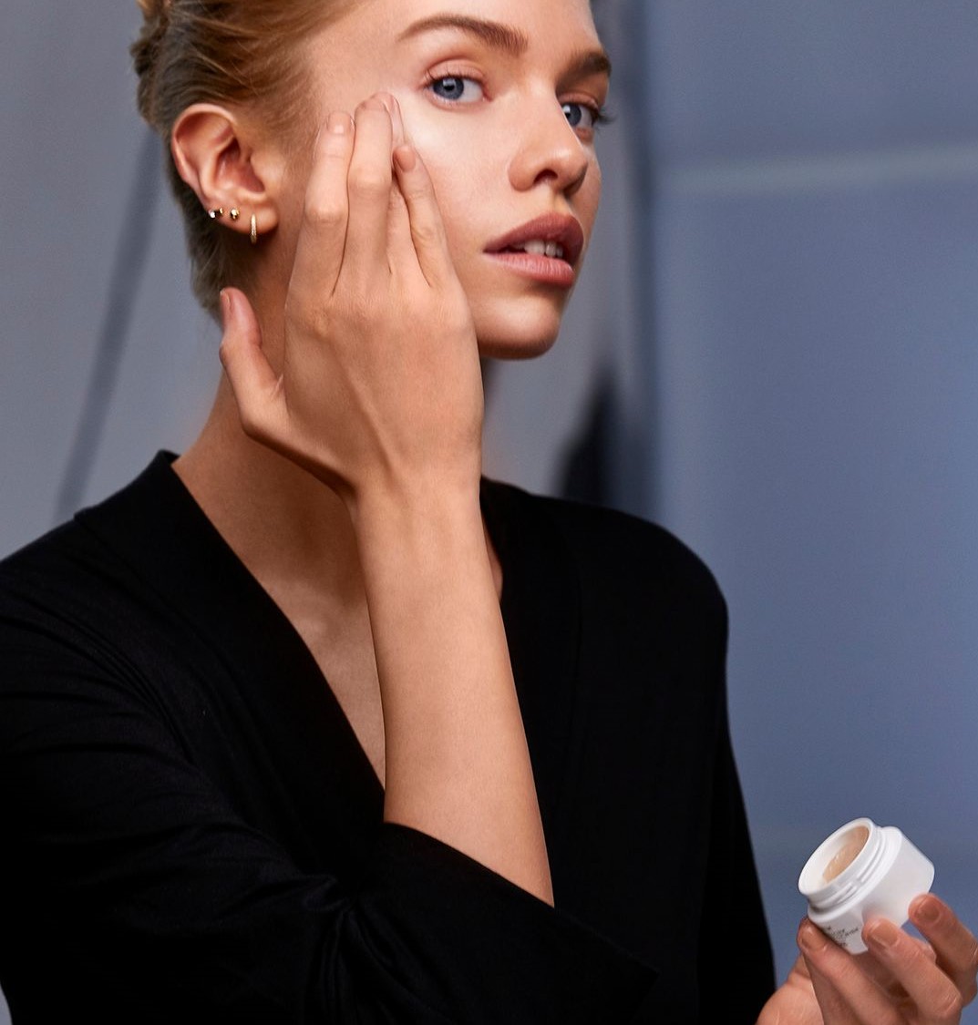 Stella Maxwell On Her Skin-Boosting Morning Routine